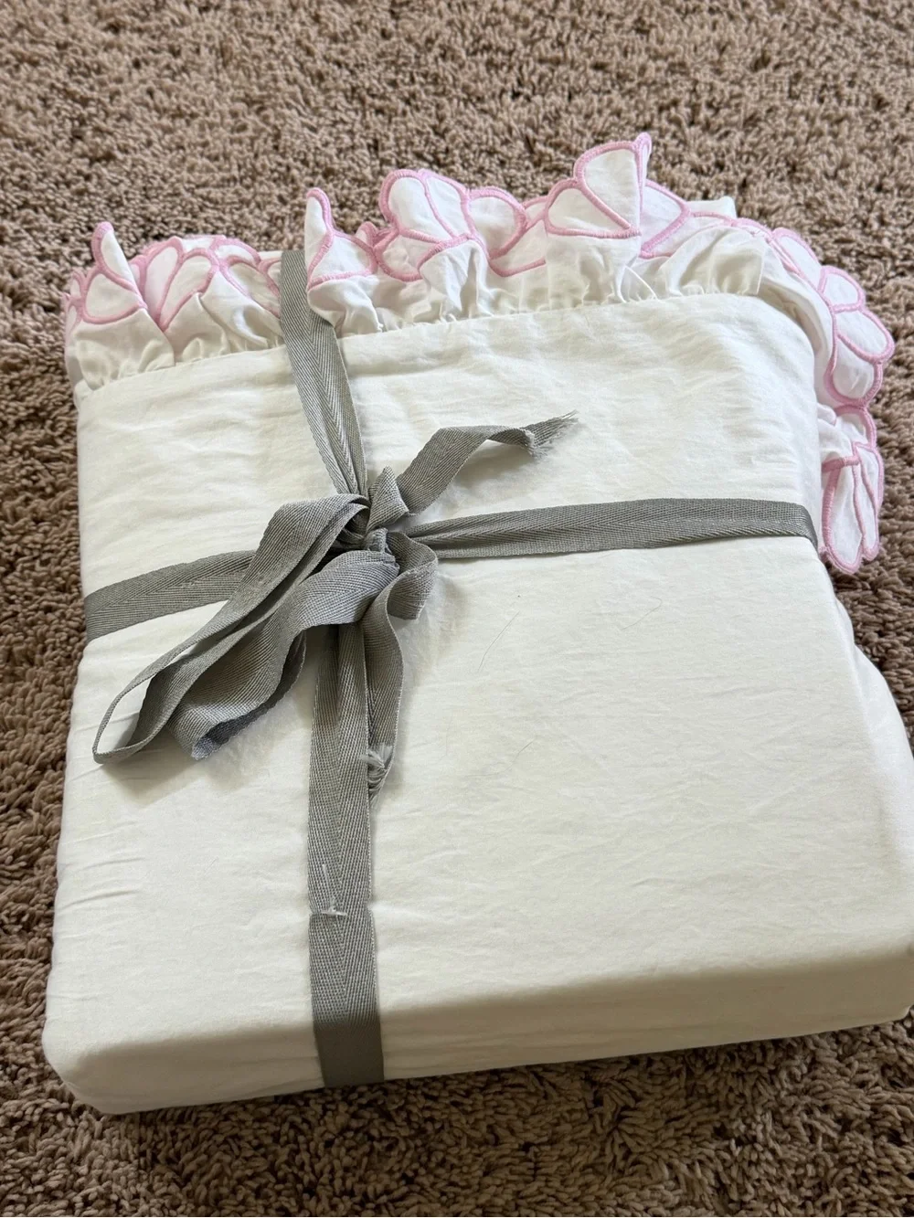 New Queen Anthropologie ferra cotton embroidered sheet set pink white scalloped